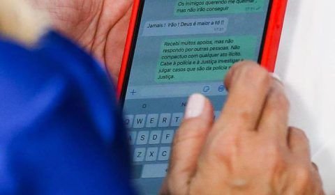 ‘Inimigos querem me queimar’, diz ministra do Turismo em mensagem de celular
