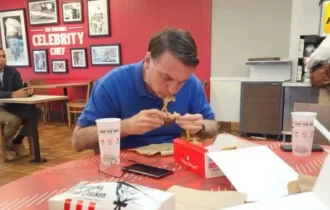 Internautas fazem piada com foto de Bolsonaro comendo frango