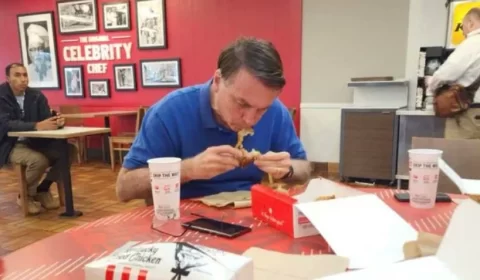 Internautas fazem piada com foto de Bolsonaro comendo frango