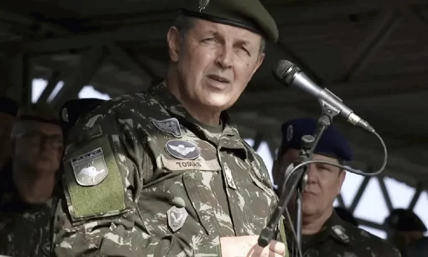 ‘Ninguém está acima da lei’, diz comandante do Exército sobre militares