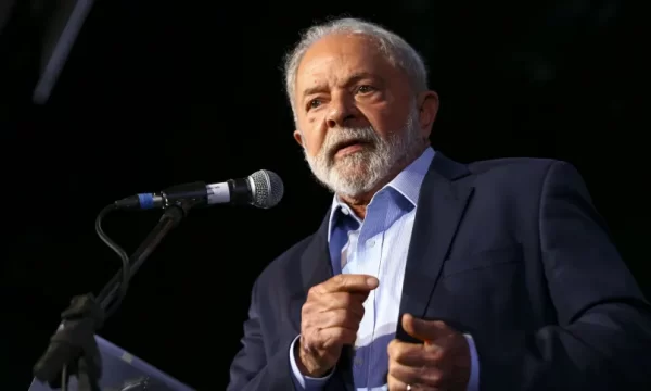 Voltamos para governar esse país com democracia, diz Lula em aniversário do PT