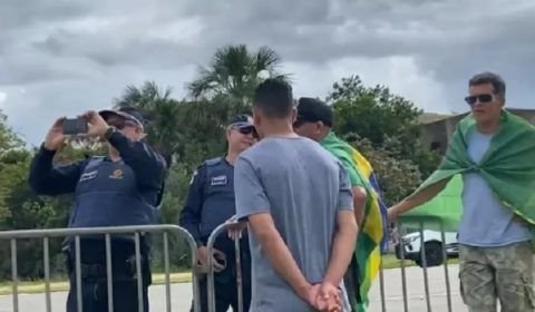 PMs são flagrados filmando e batendo papo com bolsonaristas durante invasão