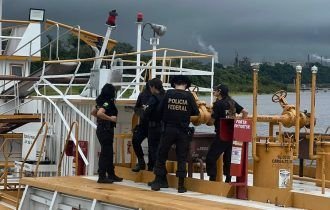 Polícia Federal prende um homem e aprende a arma e munição de procedência ilegal embarcação no Rio Negro