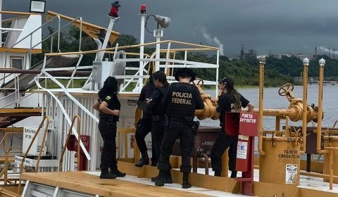 Polícia Federal prende um homem e aprende a arma e munição de procedência ilegal embarcação no Rio Negro