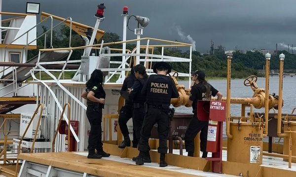 Polícia Federal prende um homem e aprende a arma e munição de procedência ilegal embarcação no Rio Negro