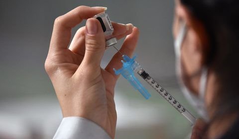 Saúde deixa vacinas vencerem e incinera 10,9 milhões de doses em 2024