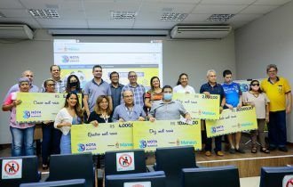 Prefeitura de Manaus entrega cheques simbólicos do último sorteio de 2022 da campanha ‘Nota Premiada’