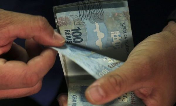 Salário mínimo pode ir a R$ 1.320 apenas em maio