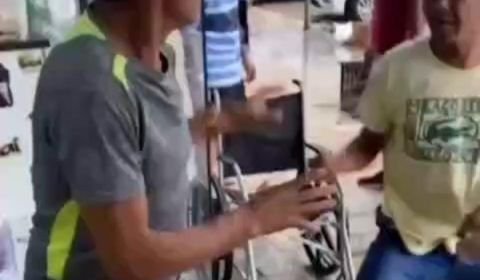 'UFC' entre cadeirante e ambulante é registrado no Centro de Manaus