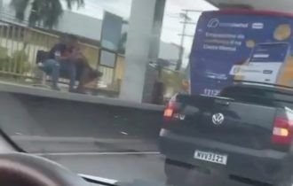 URGENTE: carro bate em traseira de ônibus na Torquato Tapajós