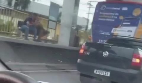 URGENTE: carro bate em traseira de ônibus na Torquato Tapajós