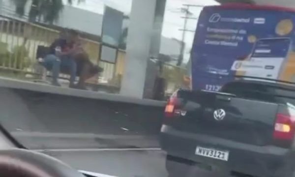 URGENTE: carro bate em traseira de ônibus na Torquato Tapajós