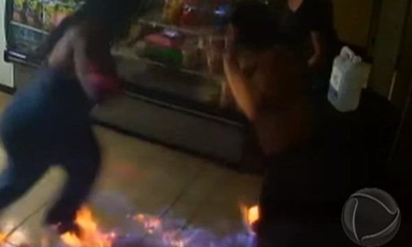 Urgente: mulher toma banho de álcool e é incendiada durante briga de bar; Veja vídeo