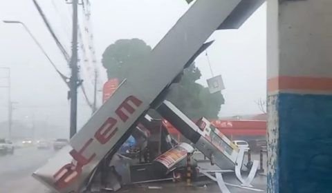 URGENTE: Posto Atem ‘desaba’ após forte ventania em Manaus