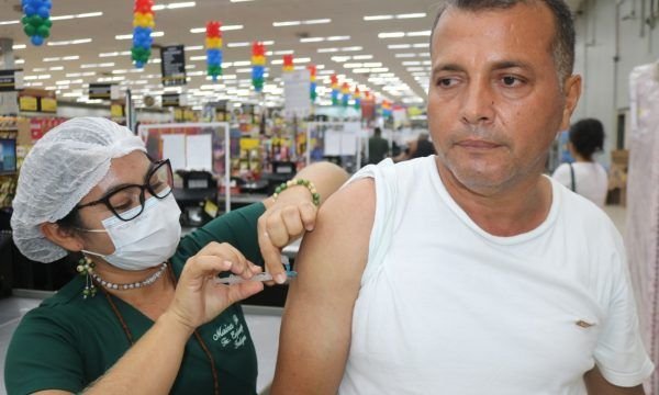 Vacinação em supermercados atendeu a população em todas as regiões de Manaus nesta sexta-feira