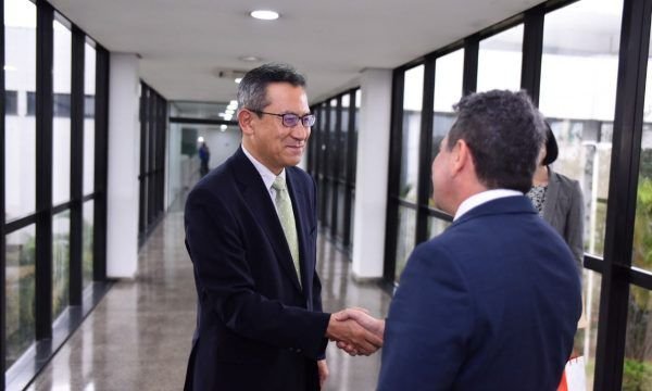 Vice-governador Tadeu de Souza recebe cônsul-geral do Japão para discutir projetos de desenvolvimento para o AM