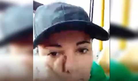 Vídeo. Bolsonarista chora a caminho da PF: “Não é mimimi. Exército nos entregou”