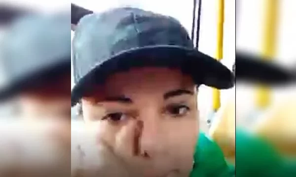 Vídeo. Bolsonarista chora a caminho da PF: “Não é mimimi. Exército nos entregou”