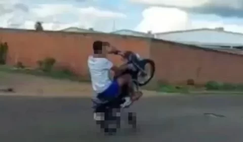 Vídeo: homem atropela cachorro enquanto empinava moto