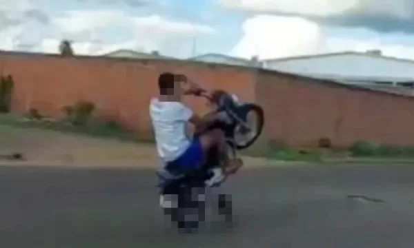 Vídeo: homem atropela cachorro enquanto empinava moto