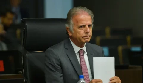 Waack: Relação do presidente Lula com os militares é de forte desconfiança mútua