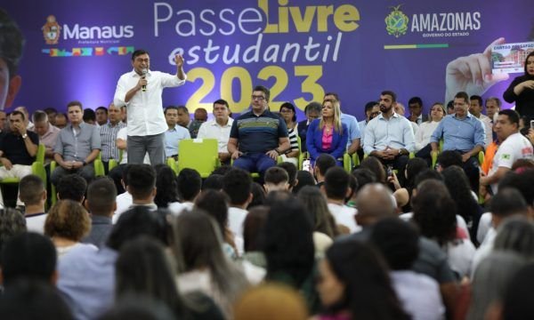 Wilson Lima homenageia alunos da rede estadual de ensino aprovados na UEA