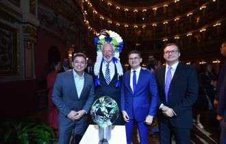 Amazônia recebe primeiro prêmio Nobel de sustentabilidade em solenidade no Teatro Amazonas