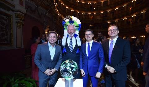 Amazônia recebe primeiro prêmio Nobel de sustentabilidade em solenidade no Teatro Amazonas
