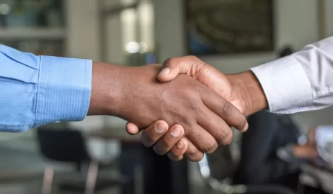 Aperto de mão fraco pode indicar maior risco para doenças, aponta estudo