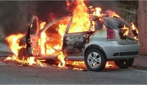 Após cabo de alta tensão cair, carro pega fogo em Manaus
