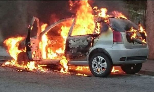 Após cabo de alta tensão cair, carro pega fogo em Manaus