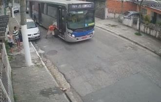 Após discussão, motorista arranca com tudo e ônibus atropela idoso
