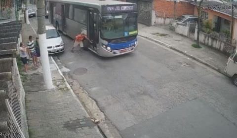 Após discussão, motorista arranca com tudo e ônibus atropela idoso