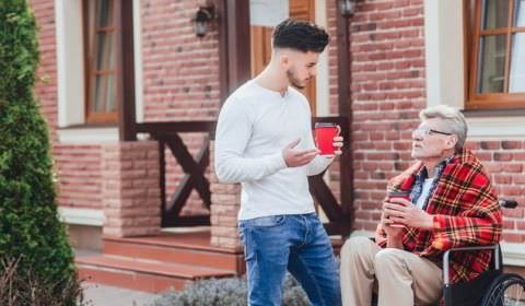 Após serem desconvidados para o casamento do filho, pais decidem vender a casa onde o jovem morava
