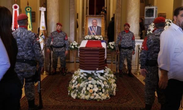 Autoridades prestigiam funeral de ex-governador Amazonino Mendes