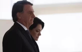 Bolsonaro risca uma linha no chão para Michelle não ultrapassar