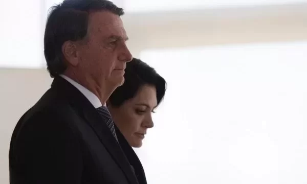 Bolsonaro risca uma linha no chão para Michelle não ultrapassar