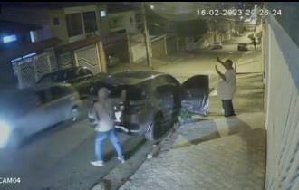 Cantor Péricles é assaltado em frente à casa de sua mãe e tem o carro levado por ladrões