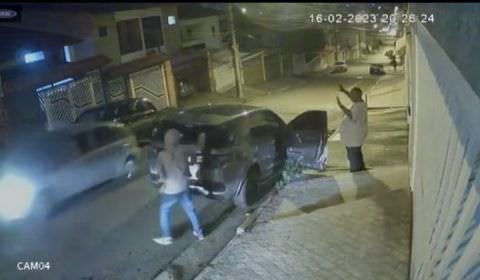 Cantor Péricles é assaltado em frente à casa de sua mãe e tem o carro levado por ladrões