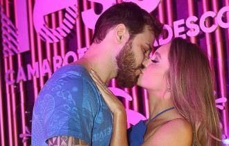 Carla Diaz beija muito o noivo em camarote