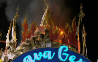 Carro alegórico da Beija-Flor pega fogo antes de entrar na Avenida