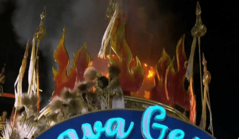 Carro alegórico da Beija-Flor pega fogo antes de entrar na Avenida