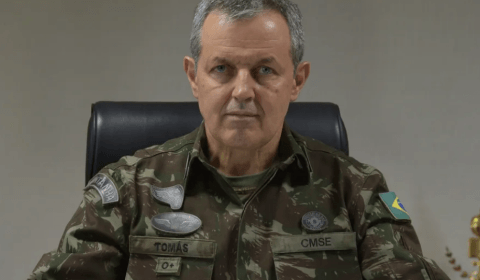 Comandante Exército denunciou Bolsonaro fazendo política nas Forças Armadas