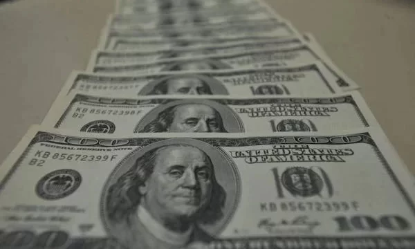 Arcabouço Fiscal e juros devem manter o dólar com viés de alta