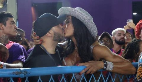 Gracyanne Barbosa e Belo trocam beijos