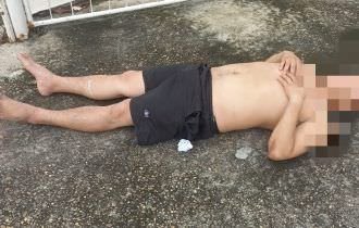 Homem sobre ataque e a suspeita é overdose em frente ao IML