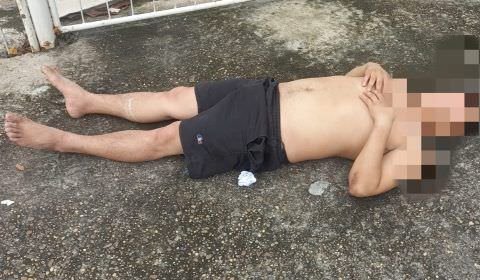 Homem sobre ataque e a suspeita é overdose em frente ao IML