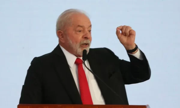 Lula planeja maratona de inaugurações até abril