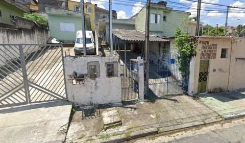 Mulher é morta a facadas, suspeito tenta esconder corpo, mas neto dela encontra respingos de sangue