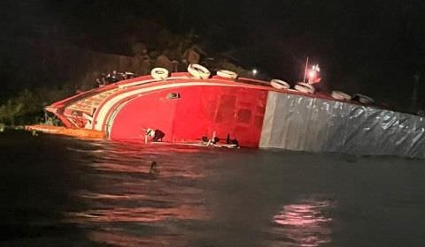 O Corpo de Bombeiros Militar do Amazonas resgata quarenta e duas pessoas na noite desta sexta-feira em naufrágio